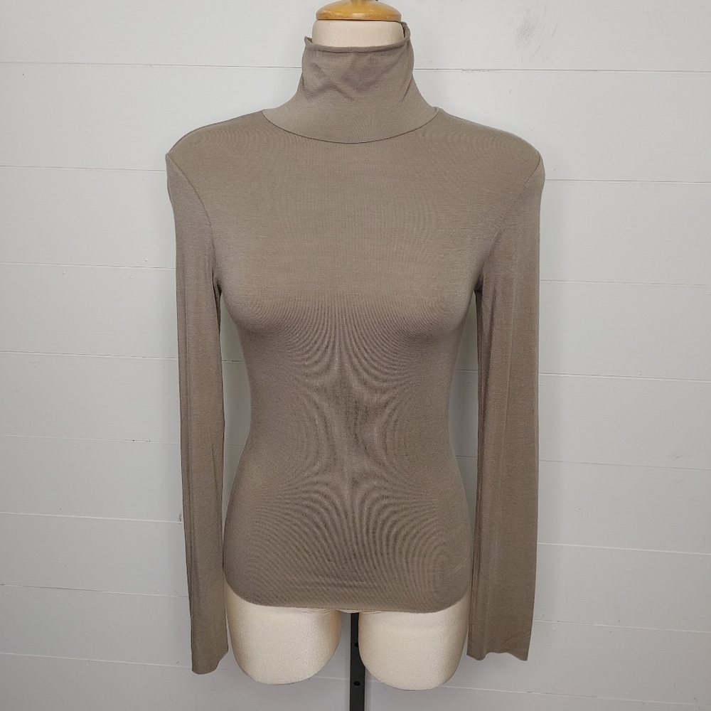 Oak + Fort taupe mock neck top size S